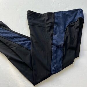 Athleta Ultimate 7/8 Tight Black with Navy Hole Accents Size Large